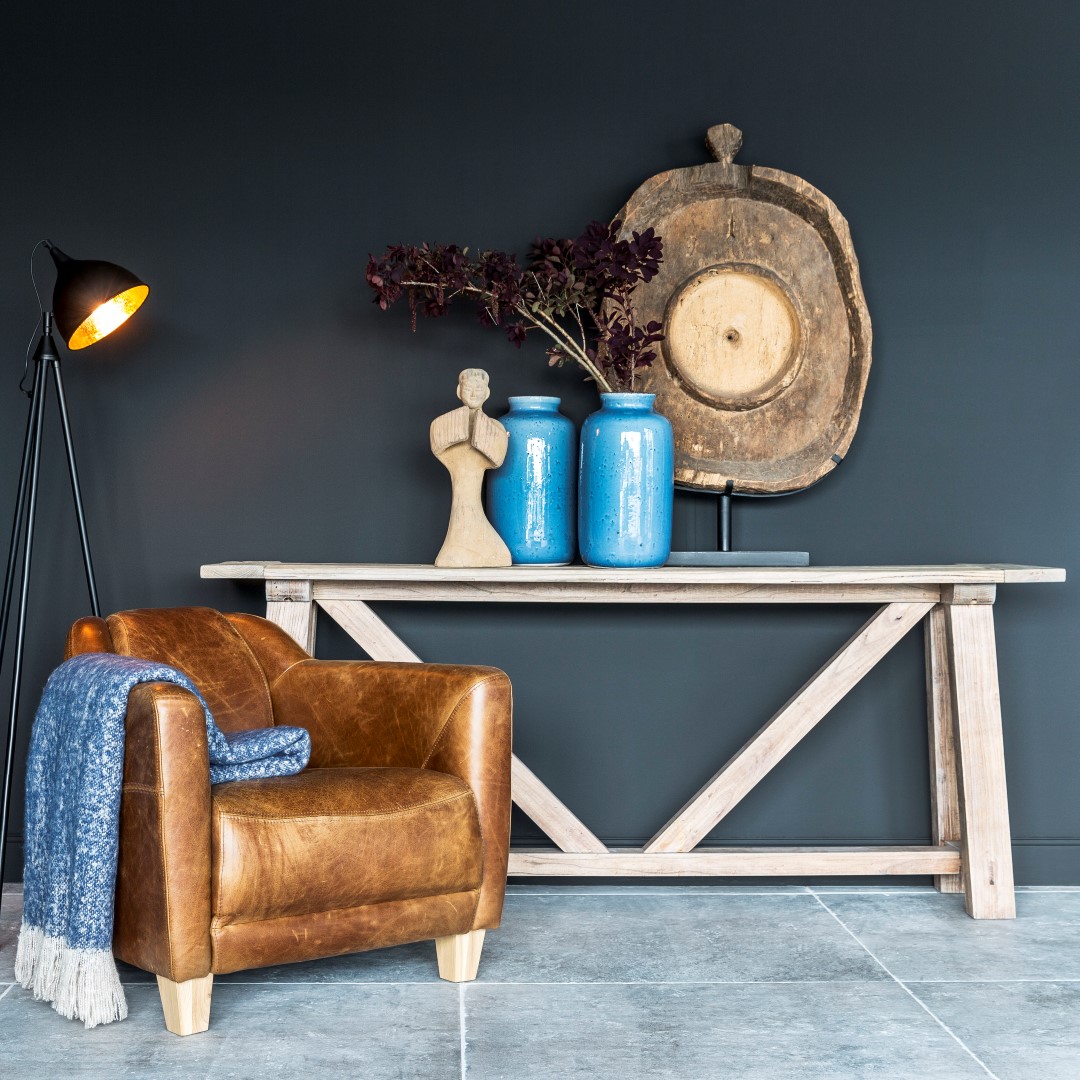 Moderne vloerlamp Fremantle met afwerking in een zwarte metalen frame en goud binnenin voor een modern interieur van Atmooz
