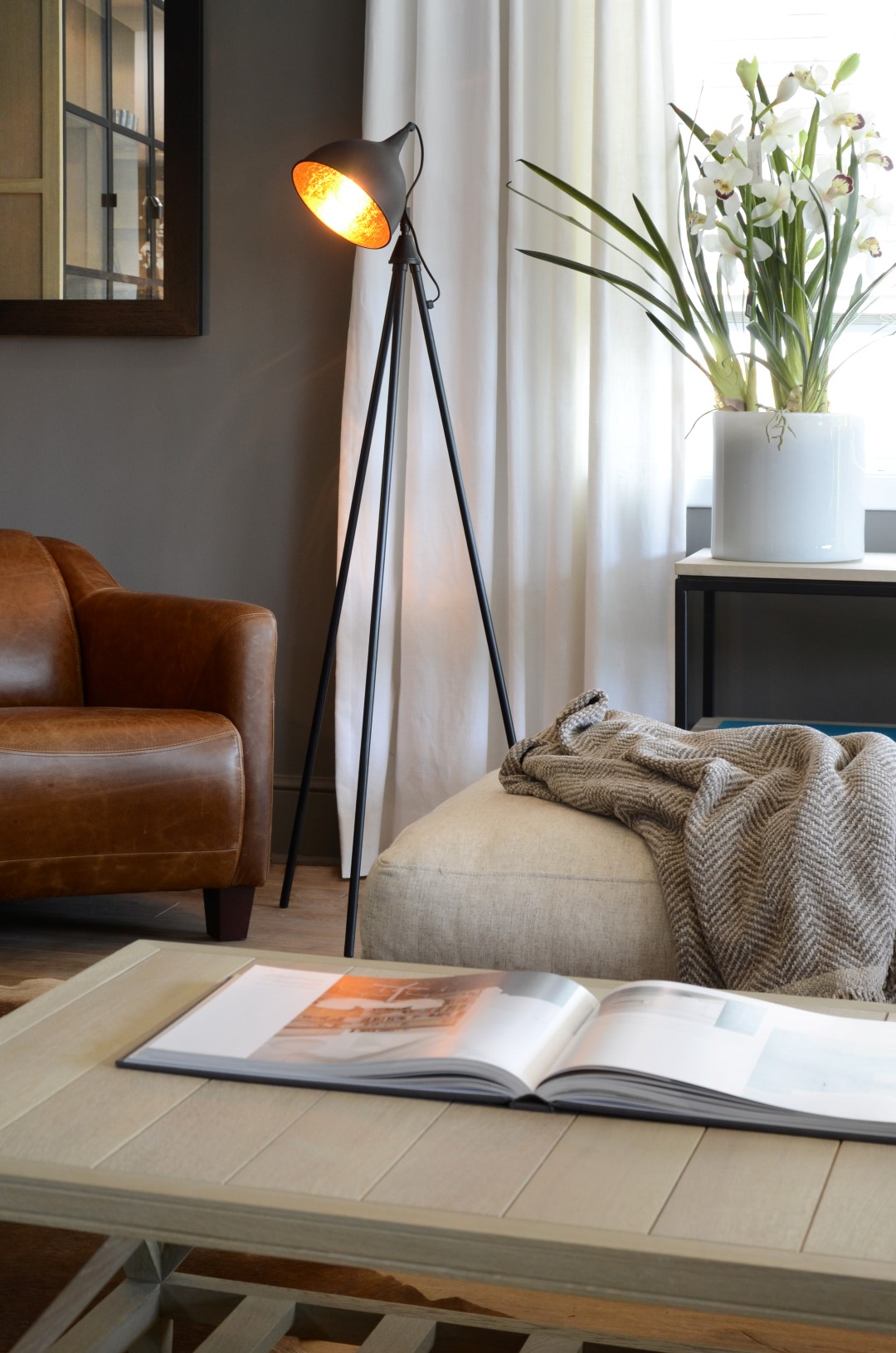 Rechthoekige vloerlamp Fremantle by Atmooz met zwarte metalen frame en goud binnenin voor een industrieel interieur ideaal als sfeer verlichting