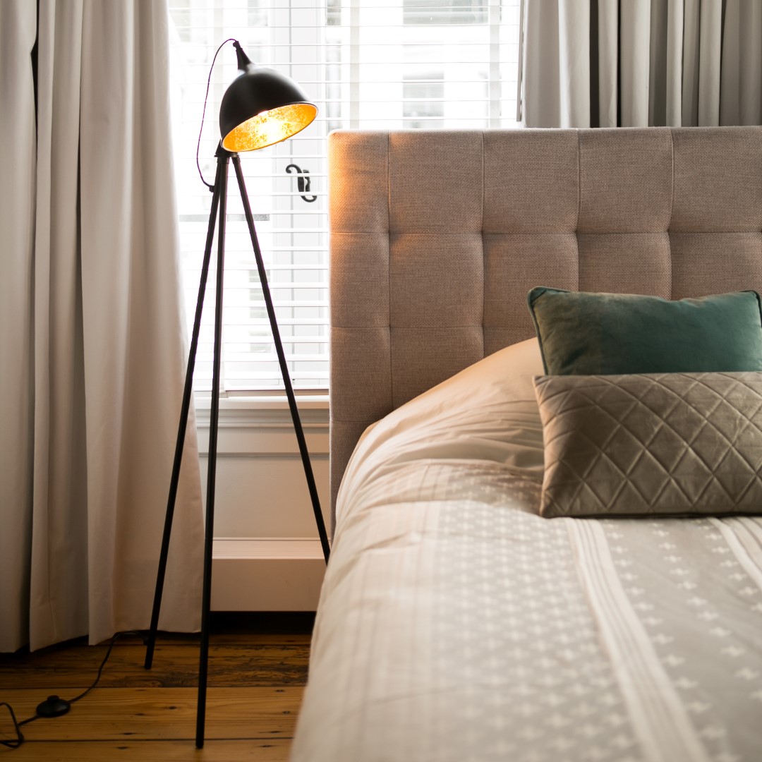 Zwarte metalen vloerlamp Fremantle by Atmooz met goud binnenin voor een modern en industrieel interieur ideaal voor sfeer verlichting 