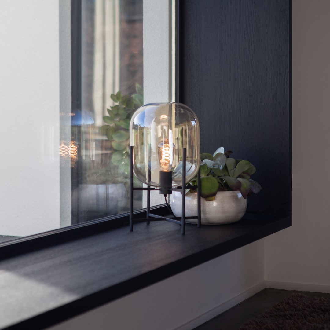 Vloerlamp Poona met afwerking in zwart metaal en een beige linnen kap voor een landelijke stijl als in een professionele omgeving of kantoor