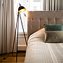 Zwarte metalen vloerlamp Fremantle by Atmooz met goud binnenin voor een modern en industrieel interieur ideaal voor sfeer verlichting 