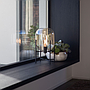Vloerlamp Poona met afwerking in zwart metaal en een beige linnen kap voor een landelijke stijl als in een professionele omgeving of kantoor